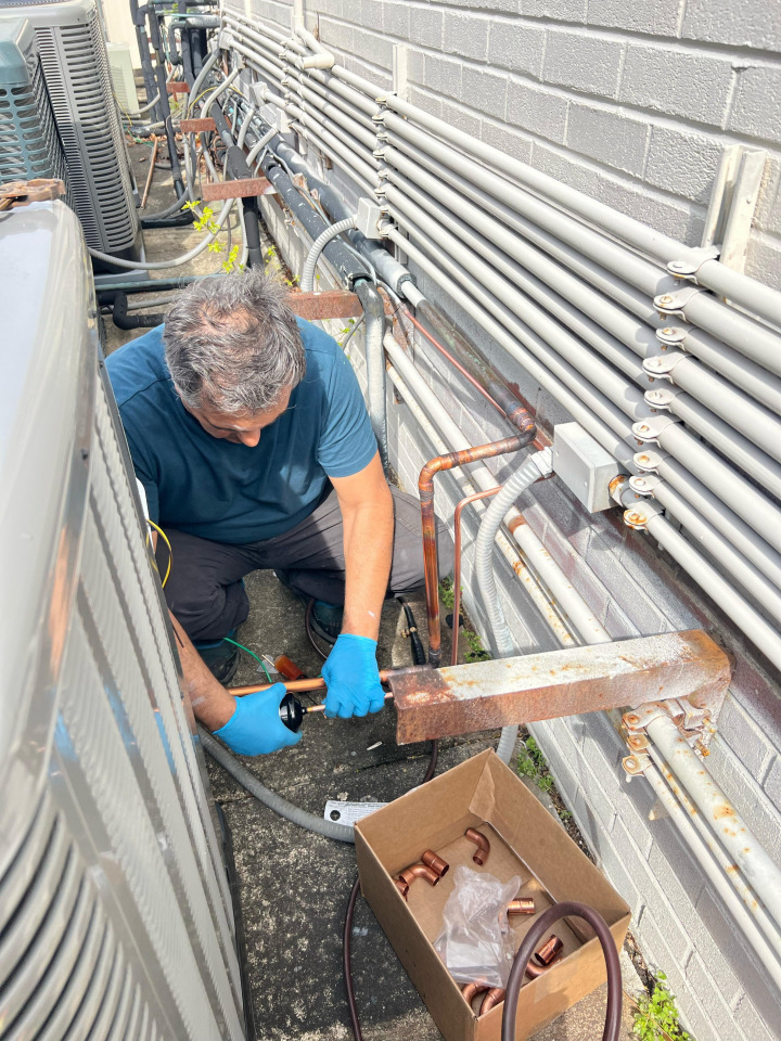 air conditioning technician install hvac